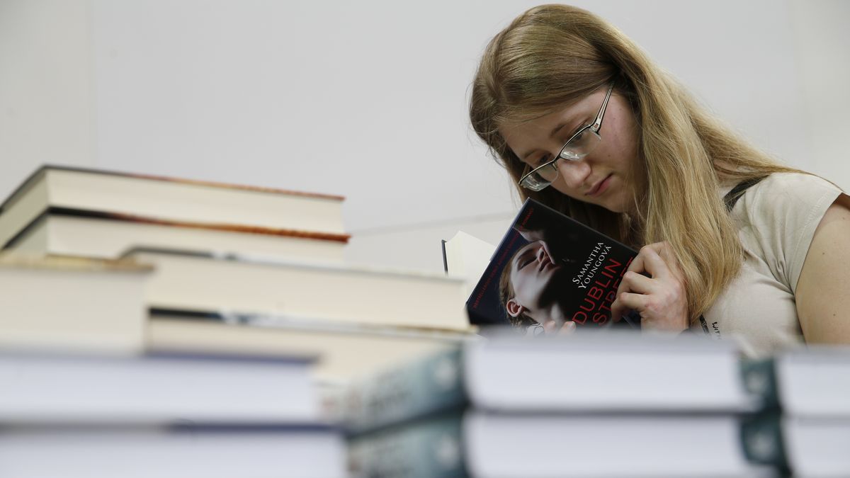 Typický český čtenář? Mladá žena milující romány. Čím dál častěji je kupuje v e-antikvariátech